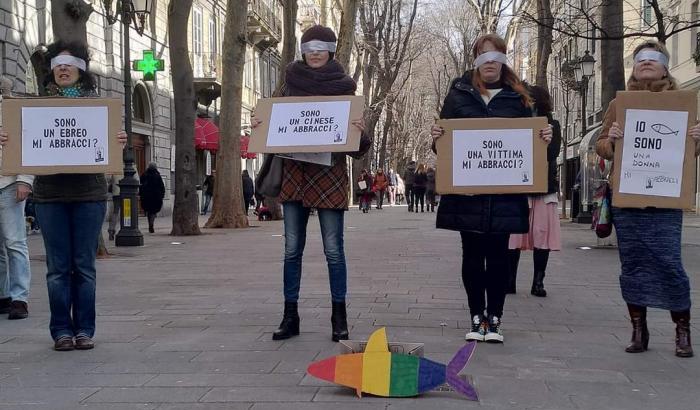 "Sono gay mi abbracci?": a Trieste flash mob delle Sardine contro le discriminazioni