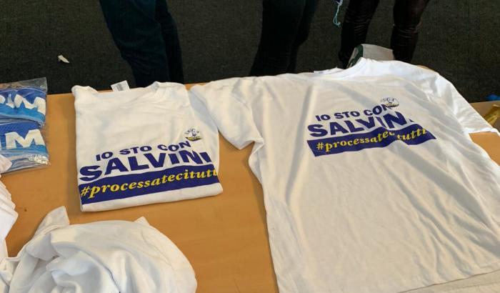 Salvini a Roma fa cassa sul vittimismo: in vendita le magliette 'Processateci tutti'
