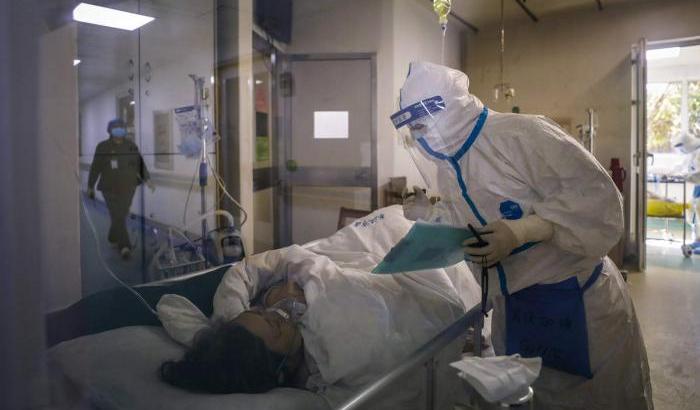 Coronavirus, quasi 1.900 vittime totali; morto il direttore dell'ospedale di Wuhan
