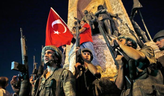 La caccia di Erdogan ai mancati golpisti continua: 766 arresti in tutta la Turchia