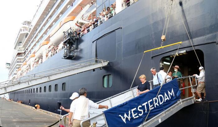 Westerdam, identificati gli italiani che erano a bordo; sulla Diamond Princess un altro italiano contagiato