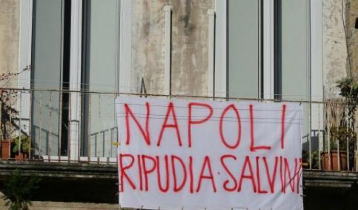 Salvini a Napoli e parte la contestazione: "Non dimentichiamo gli insulti leghisti"