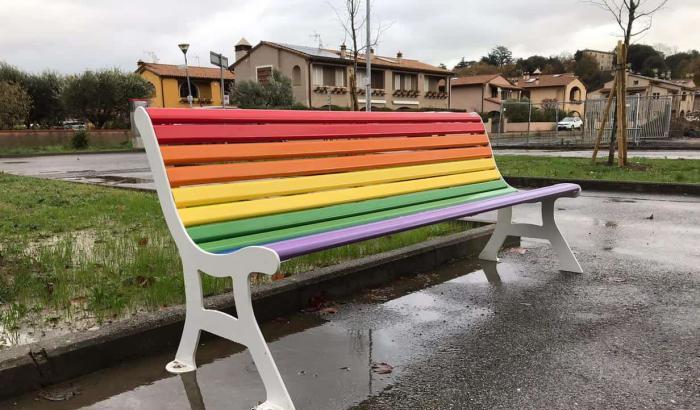A Milano spuntano le panchine arcobaleno per dire basta all'omofobia