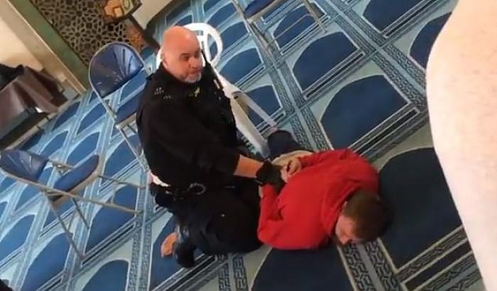 Un uomo accoltella un fedele dentro una Moschea a Londra: si pensa al terrorismo razzista