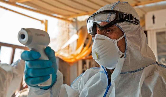 Parla l'infettivologo sopravvissuto all'ebola: "La situazione è seria ma niente allarmismi"