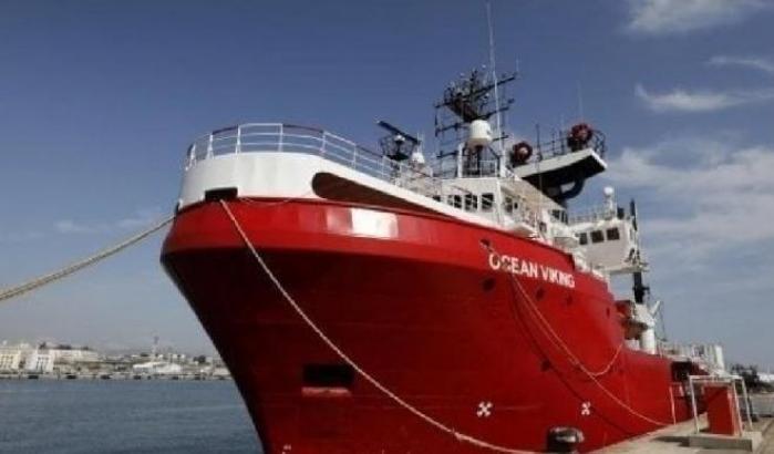 Sbarcati a Pozzallo e messi in quarantena i 276 migranti salvati dall'Ocean Viking