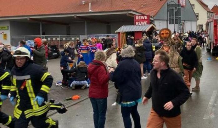 Attentato in Germania, auto sulla parata di Carnevale; i testimoni: "Mirava ai bambini"