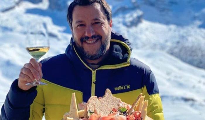 “Conte non è adatto” dice Salvini, che in piena emergenza se ne va in Trentino a mangiare salumi