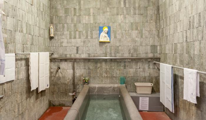 Il Coronavirus 'minaccia' anche Lourdes: chiuse le piscine del santuario della Madonna