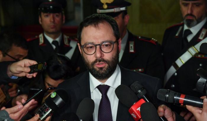 Patuanelli attacca Salvini: "Non ha mai lavorato e vuole abolire il reddito di cittadinanza"