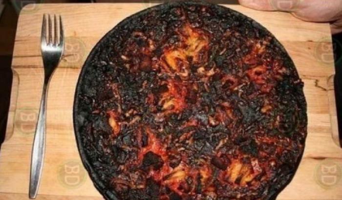 La foto della pizza bruciata