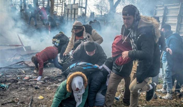 Profughi colpiti dai lacrimogeni