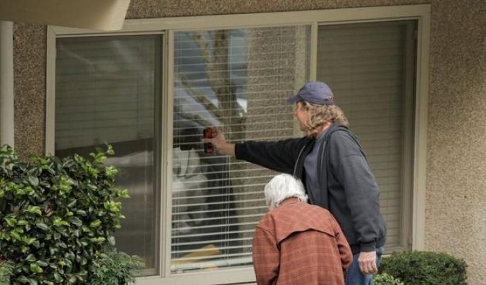 Dorothy e Gene, 60 anni insieme, divisi dal coronavirus. Lui in quarantena, lei lo saluta dalla finestra