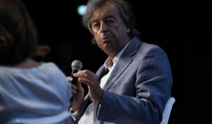 Burioni: "Non solo le mani, contro il Coronavirus vanno pulite bene anche le superfici"