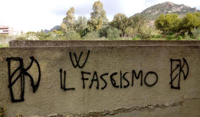 Scritte fasciste a Carbonia