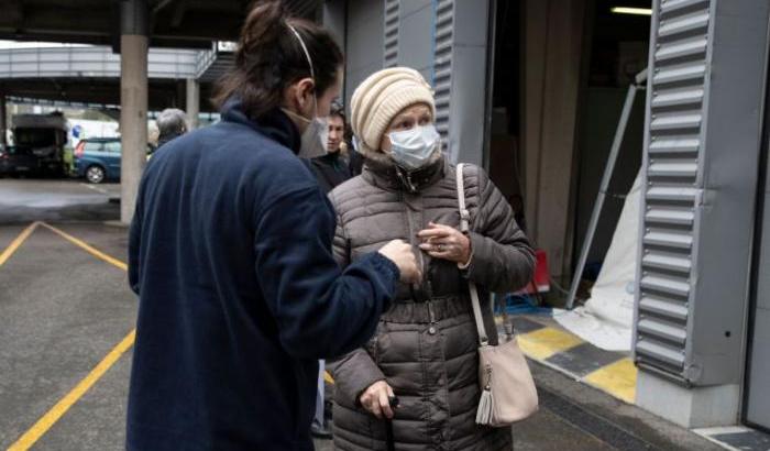 Coronavirus in Francia: 16 morti, 949 colpiti, Macron convoca un vertice