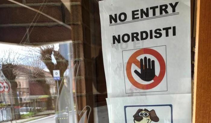 In Calabria sulla vetrina di un bar affisso un cartello: "No entry Nordisti"