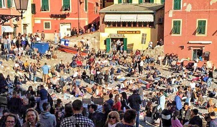 Liguria: se ne fregano dell'emergenza e vanno al mare, l'ira di Toti: "Ragazzi, cos&igrave; non va"