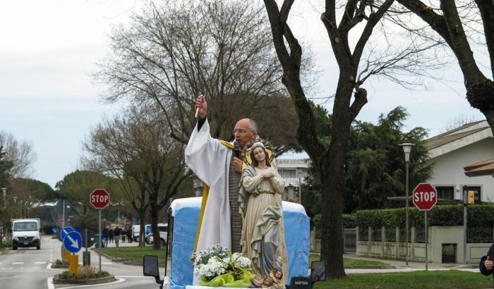 Benedice la città con la Madonna sull'Ape: "Il conforto spirituale non deve mancare"