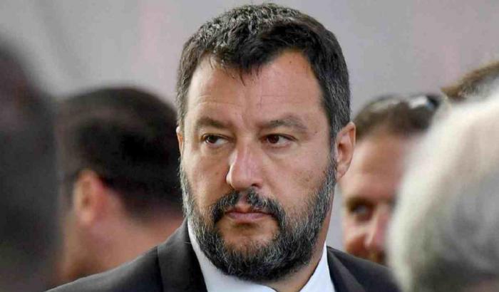 Salvini si sveglia polemico: "Non basta, perché le profumerie sono aperte?"