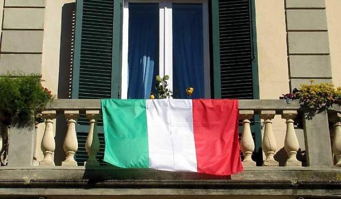 Da Milano a Palermo, flash mob contro il virus: l'Italia alle finestre canta Mameli, Pino Daniele e Bella Ciao