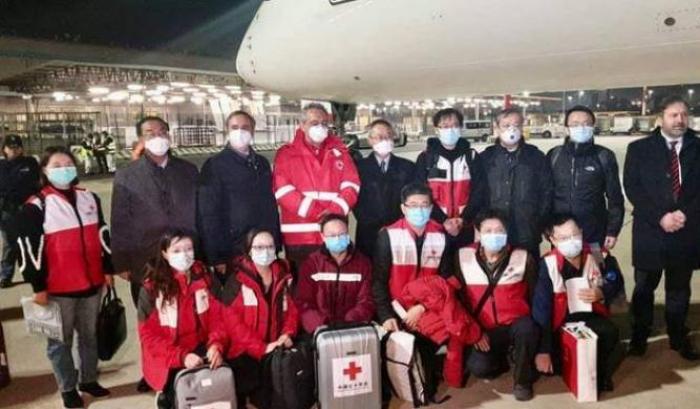 I medici cinesi arrivati in Italia per aiutarci: "C'è ancora troppa gente per strada"