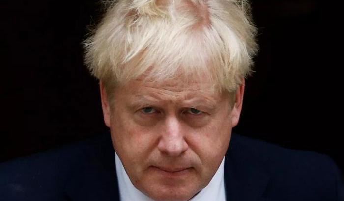 Le condizioni di Boris Johnson sono stabili: "Non ha la polmonite"