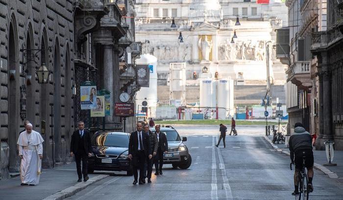 Papa Francesco in via del Corso a Roma