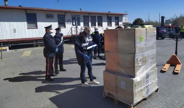 La Sardegna ferma un carico di mascherine destinato al mercato privato ligure: "Servono qui"