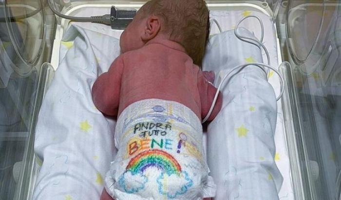 Al Niguarda il neonato col pannolino arcobaleno: "Andrà tutto bene", la foto fa il giro del web