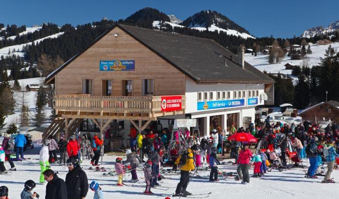 Anche gli svizzeri fanno i 'furbetti': piste da sci affollate nononstante i divieti