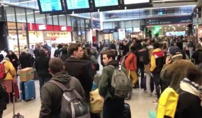 La stazione di Parigi come Milano: i francesi scappano prima della chiusura