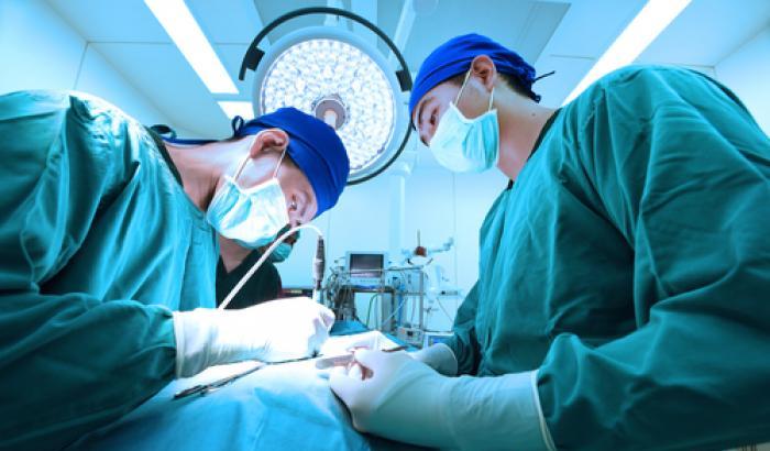 Teme che l'intervento al naso venga rimandato e tace i sintomi del coronavirus: contagiati i medici