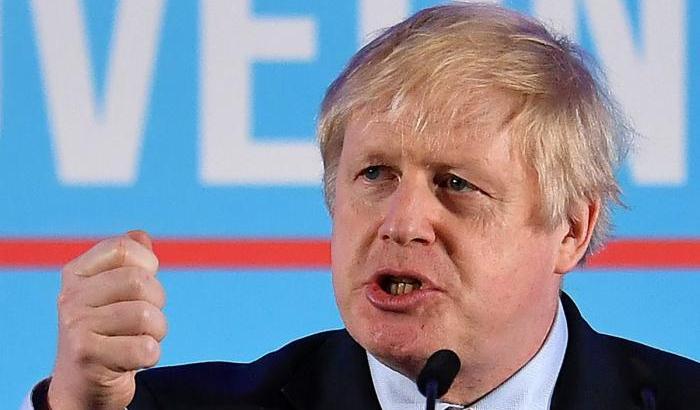 Coronavirus, ora Boris Johnson parla di 'guerra' ma nel Regno Unito tutto resta aperto
