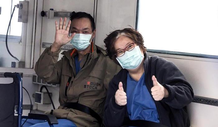 La coppia cinese dello Spallanzani è stata dimessa: "Grazie Italia, ci hai salvato la vita"