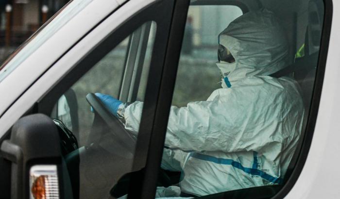 L'87% dei morti lombardi di coronavirus muore in casa: sette ore di attesa per una ambulanza