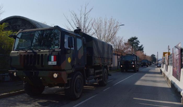 Nella martoriata Bergamo anche oggi camion militari per portare via 70 nuove bare