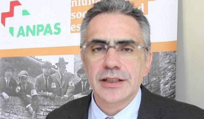 I contagi risalgono e il virologo Pregliasco commenta: "Non mollare con tamponi e tracciamento"