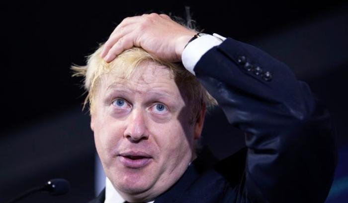 Internet non risparmia Boris Johnson: "Punito dal Karma con il Covid-19"