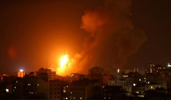 Il Coronavirus non ferma la guerra: Israele bombarda Gaza, colpite basi di Hamas