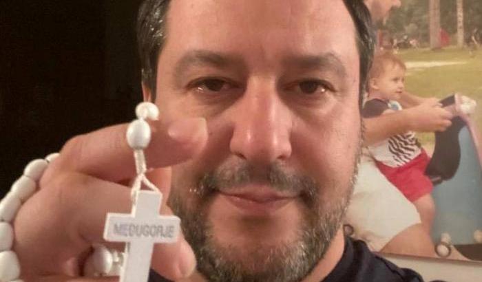 Salvini fa 'concorrenza' al Papa e tira fuori il rosario: pioggia di critiche su twitter