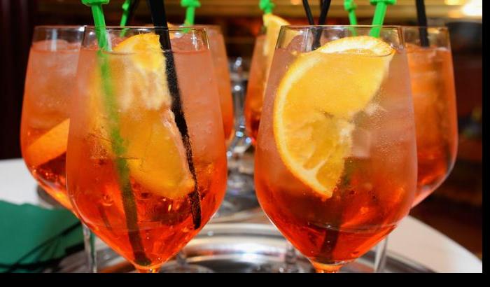 Dai party agli aperitivi nascosti nel retrobottega: le denunce da Venezia a Napoli