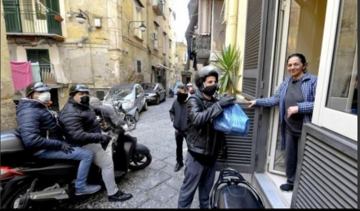 Napoli è solidale: ecco gli scooter che portano la spesa nei Quartieri Spagnoli