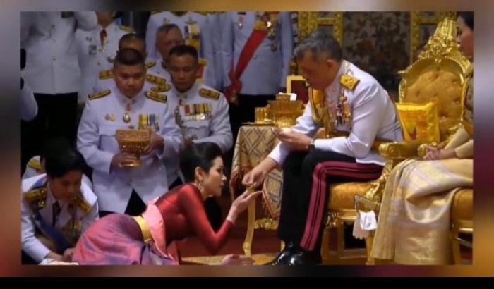Il re thailandese si è messo in quarantena in Baviera con 20 concubine