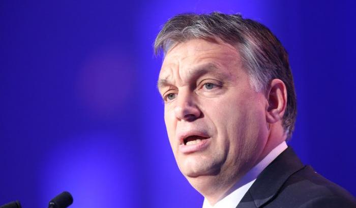 Orban prima blocca il Recovery Fund e poi fa il piagnisteo: "L'Ue ricatta chi si oppone all'immigrazione"