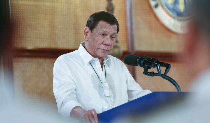 Il sanguinario presidente Duterte ordina di sparare a chi viola la quarantena
