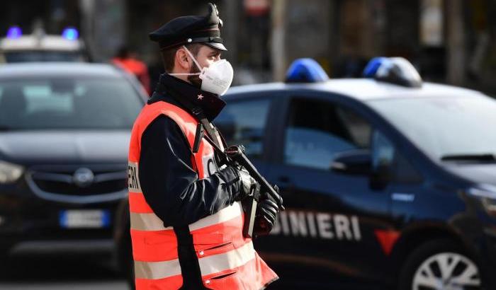 Un uomo passeggia in spiaggia e ritrova un feto abbandonato: probabilmente nato il giorno prima