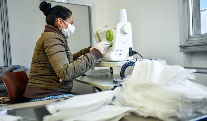 Ordinanza della Lombardia: obbligatoria la mascherina (o coprirsi naso e bocca) per chi esce