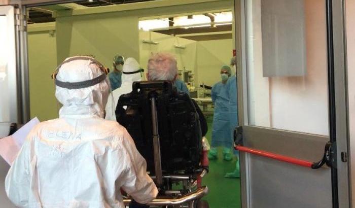 Pazienti nell'ospedale allestito in tempo record alla Fiera di Bergamo