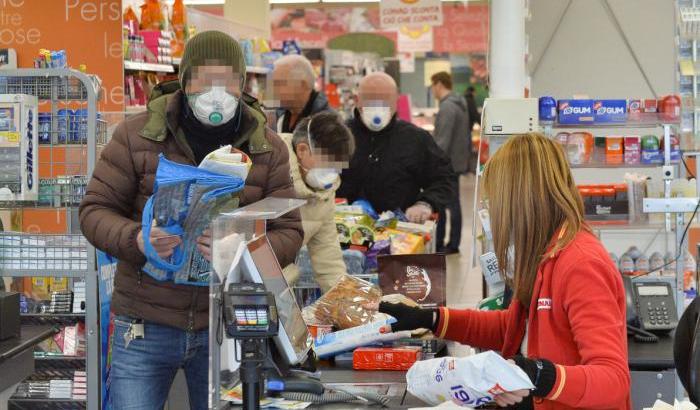 Clienti di un supermercato con le mascherine